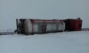 Cisternă cu substanţe periculoase, răsturnată pe DN2, în Neamţ. Este risc major, avertizează pompierii