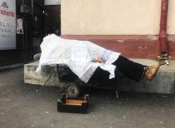 Doi tineri din Brăila au ieșit cu un mort la cerșit pe stradă: 'Vă rog, ajutați-mă să-l îngrop' (Foto)
