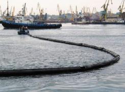 O navă s-a scufundat în Portul Constanța. Autoritățile au instalat un baraj pentru a evita poluarea