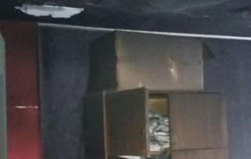 Incendiu violent într-un bloc din Moreni, de la un scurtcircuit. Zeci de locatari evacuaţi