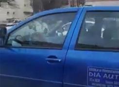 Instructor auto din Constanța, filmat în timp ce conduce o mașină de pe scaunul din dreapta (Video)