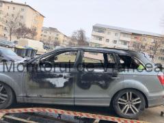 Bolidul de lux al unui fost șef din Poliție a fost incendiat cu un cocktail Molotov la Foșcani (Foto)