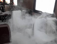 Tren rămas fără podea, la Zimnicea. Călătorii au îngheţat până la destinaţie (Foto)