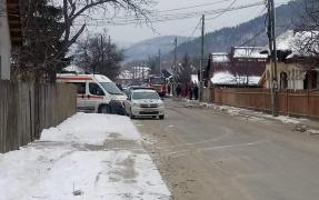 Un copil şi o femeie au fost găsiţi de pompieri cu gâturile tăiate, într-o casă care a ars în Târgu Ocna. Ipoteză şocantă a anchetatorilor