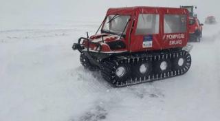 35 de oameni au stat aproape 8 ore în câmp, înzăpeziţi, lângă Caracal. Au fost salvaţi de o şenilată a ISU Sibiu