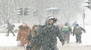 Capitala a intrat în a doua zi de cod portocaliu de ninsori şi viscol. Meteorologii anunţă temperaturi siberiene, zilele următoare, în Bucureşti