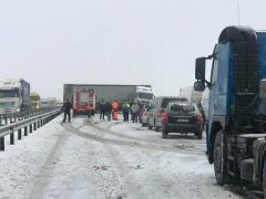 Trafic blocat pe autostrada A1 după ce un TIR a derapat și a blocat ambele sensuri de mers (Foto)