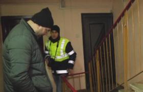 Un băiat de 15 ani, găsit spânzurat în casa scării unui bloc din Ploieşti. Tânărul a lăsat un bilet de adio