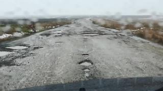 Drumul cu cele mai multe gropi pe metru-pătrat din România: 'Arată ca după un bombardament' (Video)
