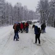 Autocar cu 40 de elevi răsturnat în Gorj! Şoferul a pierdut controlul volanului şi a ajuns direct într-un şanţ