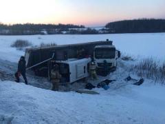Nouă morţi într-un teribil accident în care un camion a zdrobit un microbuz plin cu oameni, pe una dintre cele mai circulate şosele din Rusia