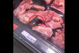 Reacția Kaufland după ce un șoarece a fost filmat printre bucățile de carne din vitrina unui magazin din Curtea de Argeș