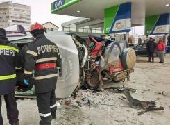 Accident cumplit într-o benzinărie din Vaslui. Un tânăr a murit strivit în propria maşină (Foto)