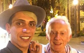 Preotul gay englez care a rămas fără casă după mariajul cu un român şi-a găsit un nou iubit. Acesta are 22 de ani şi e tot din România