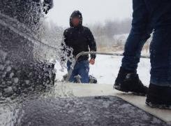 Oameni salvaţi de la moarte din mijlocul Dunării îngheţate. Imagini spectaculoase de la intervenţie (Video)