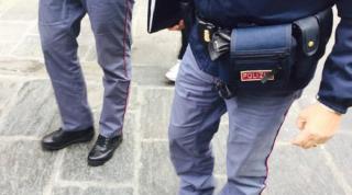 Un român, condamnat la închisoare în Germania, a încercat să fugă de poliția italiană, aruncându-se de la balcon. Ascuns într-o pivniță, bărbatul a fost dat de gol de un vânt