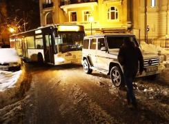 Zeci de autobuze au rămas blocate în Bucureşti din cauza unui şofer 'talentat' (Video)