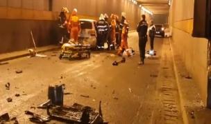 Grav accident în Pasajul Obor din Capitală. Un şofer a rămas încarcerat în fiarele maşinii (Foto)