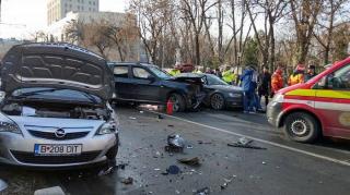 Accident în lanţ în plin centrul Capitalei! Patru maşini au fost făcute praf pe Calea Victoriei, de un şofer care ar fi fost drogat cu cocaină