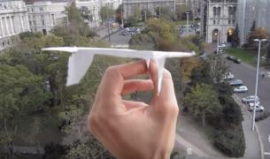 Protest cu avioane din hârtie, la Finanţe. Teodorovici va primi declaraţia 600 "pe calea aerului"