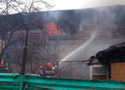 Incendiu în cartierul Ferentari din Capitală. Două case au fost cuprinse de flăcări, pericol de propagare! (Foto)