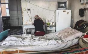 Imagini şocante din spitalul de Infecţioase din Timişoara, cu pereţii scorojiţi şi mobilier ruginit. Reacţia managerului: 'A făcut poza din cel mai urât unghi'