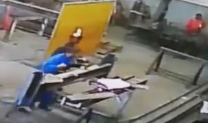 Video bizar: unui muncitor își dă foc accidental la păr, dar el nu observă