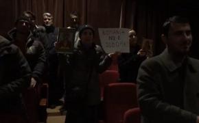 Protestatari creștini au întrerupt proiecția filmului 120 de bătăi pe minut, la Muzeul  Țăranului Român: ”România nu e Sodoma și Gomora”