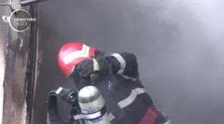 Un copil de 2 ani şi o femeie, răniţi într-un puternic incendiu, în Braşov