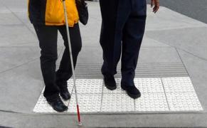 Caz grav de discriminare într-un liceu din Ploieşti. Un elev orb nu mai este lăsat să intre în şcoală, împreună cu însoţitorul legal. Mama îl acuză pe dirigintele clasei