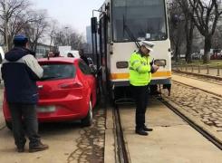 O femeie a blocat tramvaiele de pe o linie din Bucureşti după ce a parcat 'unde a avut treabă' (Foto)