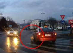 Un câine a fost legat de un taxi şi tras pe străzile din Cluj pentru că era prea murdar să urce în maşină (Video)