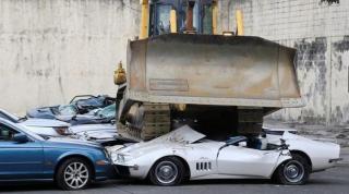 Zeci de maşini de lux, distruse cu buldozerele! Preşedintele a urmărit personal "măcelul" de câteva milioane de euro (Video)