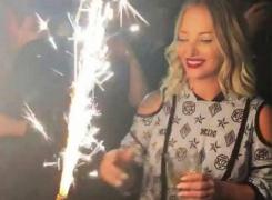 La mulţi ani, Delia! Artista împlineşte astăzi 36 de ani şi a sărbătorit alături de prieteni în club (Foto)