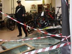 Români, suspectați că au furat biciclete de 3500 de euro bucata, dintr-un magazin din Italia. Paguba se ridică la 50.000 de euro
