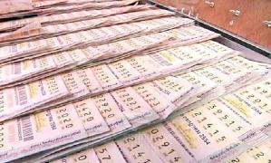 A câștigat la loto un milion de dolari, și-a chemat rudele și prietenii să sărbătorească, dar apoi s-a împușcat în cap. Motivul e halucinant