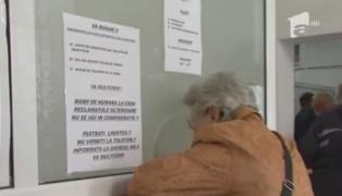 Pensionară la un ghişeu al Casei de Pensii din Bucureşti