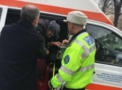 O femeie cu probleme psihice a atacat un copil lângă un liceu din Bucureşti şi l-a forţat să bea alcool (Foto)