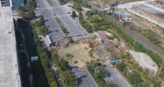 Zece oameni au murit după ce o autostradă s-a prăbuşit din cauza lucrărilor la metrou (Foto)