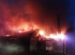 Incendiu uriaş la Medgidia. Zece case au fost făcute scrum, iar zeci de oameni au rămas pe străzi (Video)