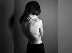 O fată de 16 ani din Tulcea a fost răpită dintr-un centru de plasament, legată în lanţuri şi obligată să se prostitueze