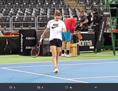 Simona Halep s-a antrenat azi într-un tricou Nike. Reacția antrenorului Darren Cahill: "Vrei să ne spui ceva, Simo?"