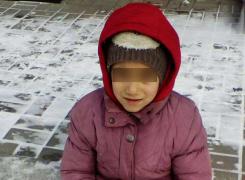 O fetiţă din Vaslui, obligată de mamă să cerşească la -10 grade Celsius în stradă (Foto)