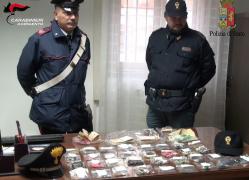Comoara din frigider! Polițiștii italieni au descoperit în casa unor tineri români 70.000 de euro și kilograme de bijuterii de aur și argint (Video)