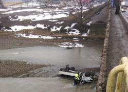 Accident cumplit la Milisăuţi. O persoană a murit şi două sunt rănite, după ce au căzut cu camioneta de pe pod