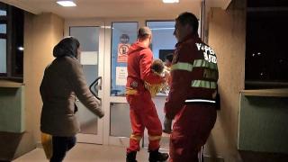 Un copil de 5 ani a luat foc, după ce a aruncat în sobă o sticlă cu benzină. Mama a încercat să-l trateze cu leacuri băbeşti