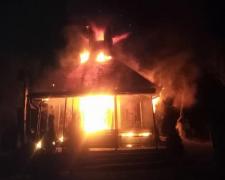 Incendiu catastrofal. Biserica monument istoric  din Făureni, veche de 200 de ani, a ars complet (video)