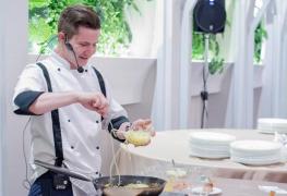 Tânărul drogat care a ucis în bătaie o bătrână într-o scară de bloc la Oneşti e un cunoscut Chef care lucra pe litoral