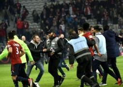 Suporterii lui Lille au intrat pe teren la un meci din campionat şi i-au luat la bătaie pe jucătorii favoriţi (video)