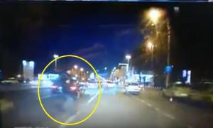 Tânăr spulberat de un taxi, la Constanţa. Camera de bord a înregistrat totul (Video)